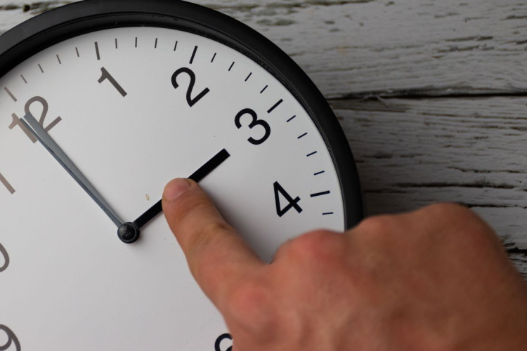 Életbe lépett a nyári időszámítás, előre kellett állítani az órákat