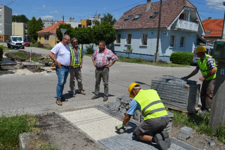 Az utolsó szakaszon dolgoznak a Kilencedik utcai járdán