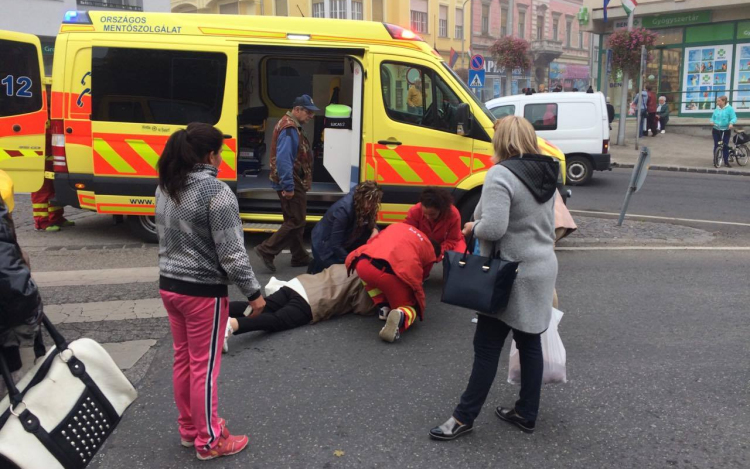 Elütöttek egy idős nőt a zebrán