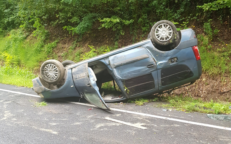Felborult egy autó a farkasgyepűi kanyarban