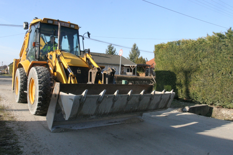 Murvás utakat javítanak Pápán