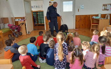 Pápai ovisoknál jártak a rendőrök