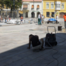 Fugáznak, aszfaltoznak, építik a színpadot a Fő téren