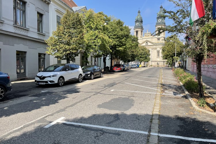 10 év után újra autók szelhetik át a Fő teret, a Fő utca felé!