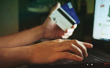 Másfél millió forintot húztak le egy Pápa-környéki férfiról az internetes csalók