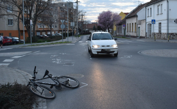Kerékpárost gázoltak a Korona utcán
