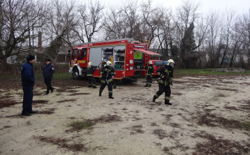 Szemét kapott lángra egy  Debrentei Gábor utcai ház tornácán