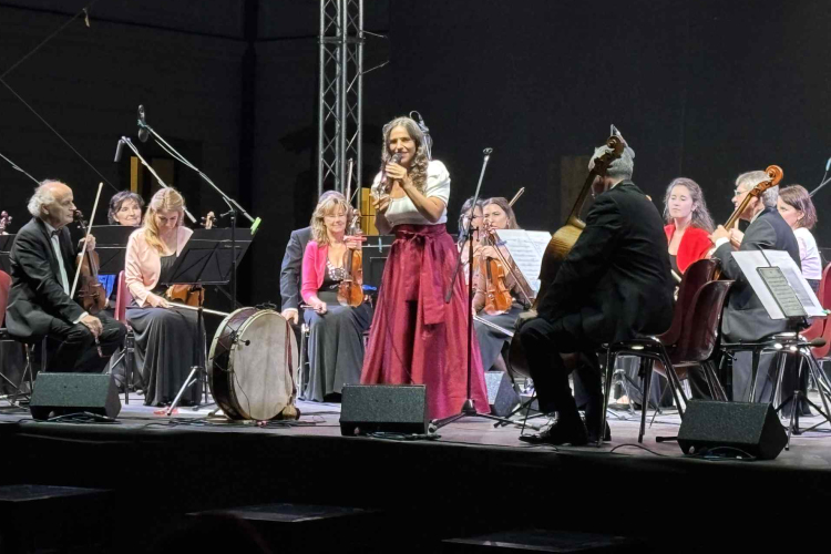 Pápán mutatkozott be Palya Bea és a Budapesti Vonósok közös előadása