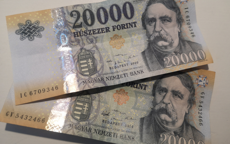 Talált a patikában egy irattartót, benne 40.000 forinttal, magával vitte