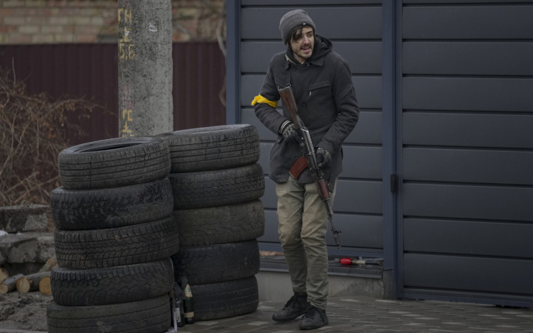 Mostantól Ukrajnában a civilek is fegyvert foghatnak és lőhetnek is