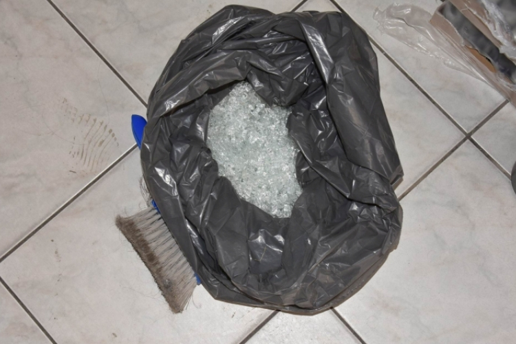 Kiabált és betörte a pult üvegét