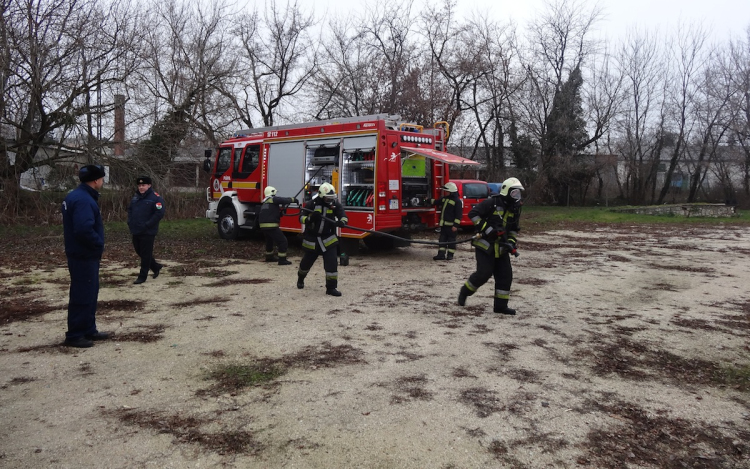 Szemét kapott lángra egy  Debrentei Gábor utcai ház tornácán