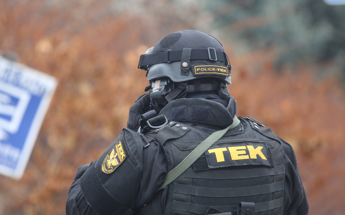 Számszeríjjal fenyegetőzött Pápateszéren, elfogta a TEK