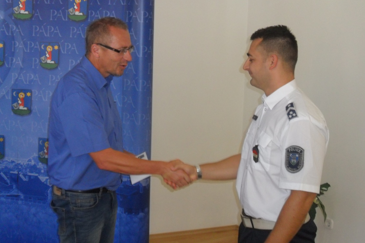 A polgármester megjutalmazta az erőszakolót elkapó rendőröket