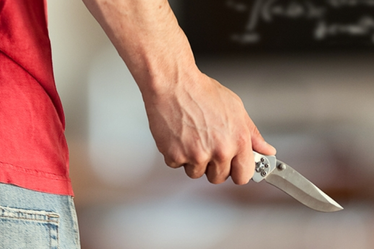 12-szer szúrt - késelés Pápán!