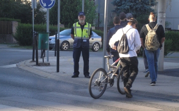 Rendőrök és polgárőrök a pápai iskolák közelében