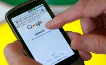 Fűben talált mobiltelefon