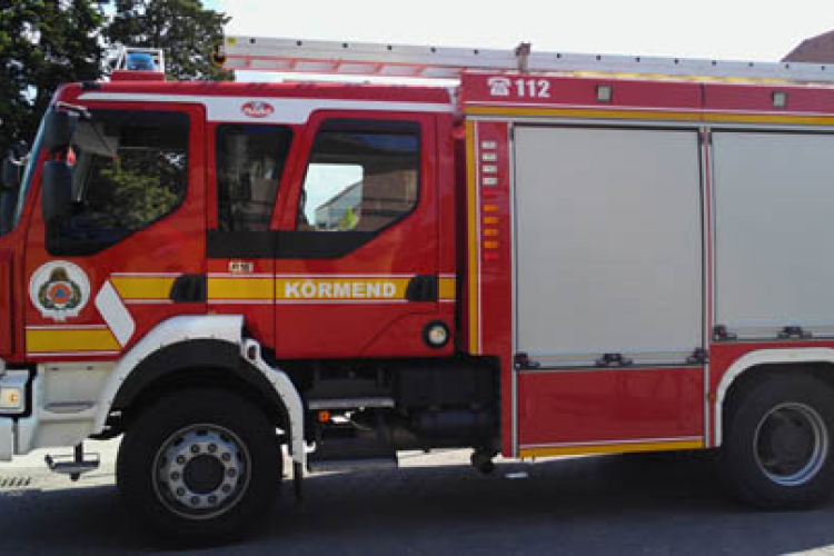 Villanyoszlopnak hajtott egy autós Farkasgyepűn