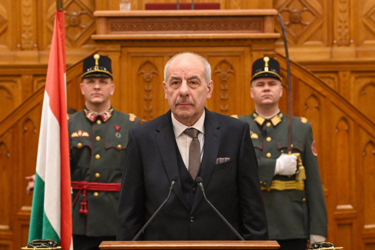 Az új köztársasági elnök is egy kicsit pápai!