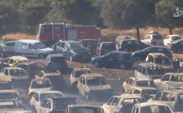 422 autó égett ki egy fesztivál parkolójában - Videó