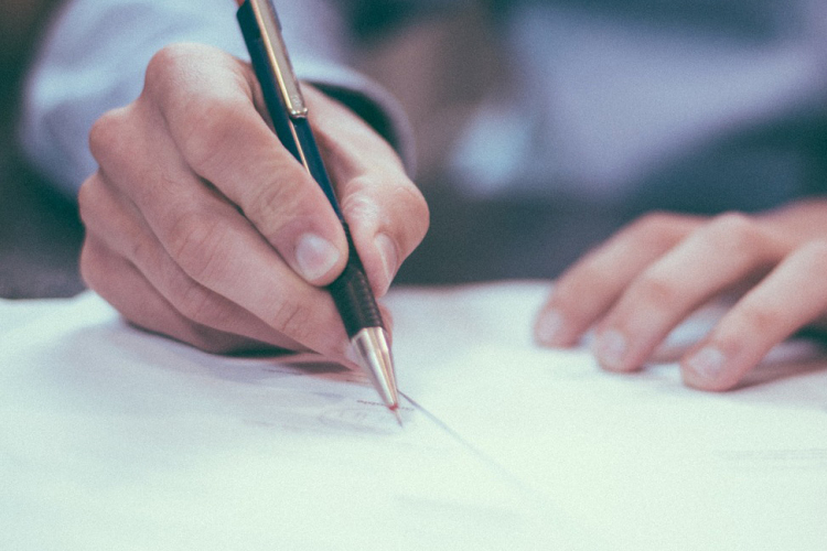 Aláírta az adásvételit az egyik tanú nevében is,  hamis magánokirat felhasználásával vádolják