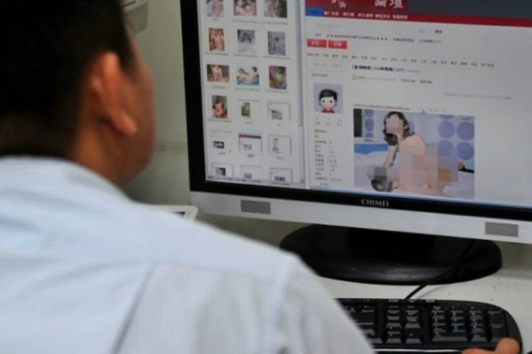 Fiúgyermekek pornográf fotóira vadászott az interneten