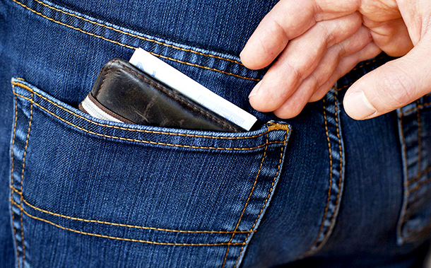 Telefont és pénztárcát lopott