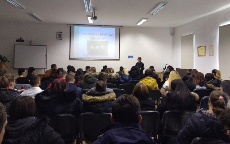 A rendőri hivatást népszerűsítették Pápán