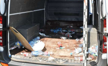 Kisteherautóval akartak 24 migránst Ausztriába juttatni a vádlottak