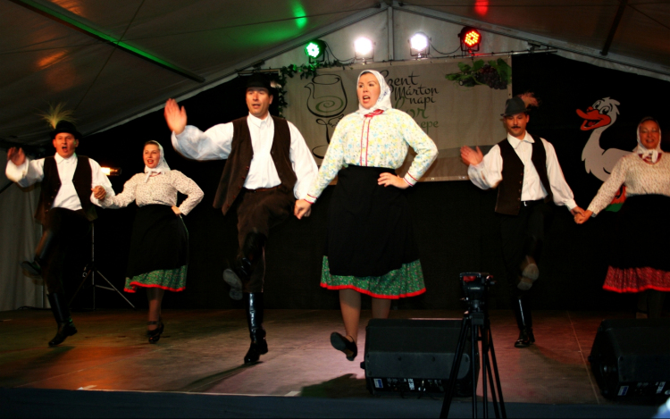 Remek borok és kiváló libaételek az Esterházy-kastély udvarán