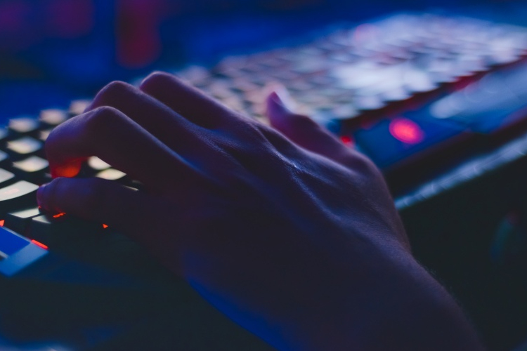 Brókernek adta ki magát a csaló