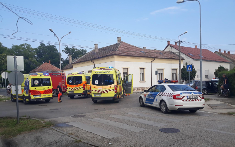 Nem adta meg az elsőbbséget a golfos, két autó karambolozott a Dózsa György úton 