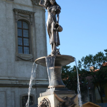 Felavatták a korsós lányt ábrázoló szobrot