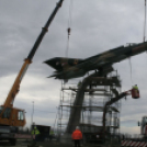 MiG-21 Emlékmű - Pápa - A gép emelése