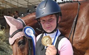 Bőhm Luca országos bajnok díjugratásban a Tanintézetek Viadalában