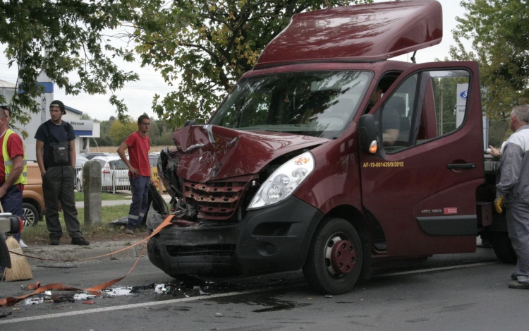 Teherautó és személyautó ütközött a Külső-Veszprémi úton