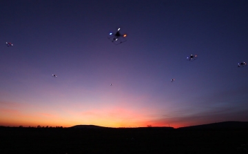 Külső vezérlés nélküli drónrajt fejlesztettek magyarok
