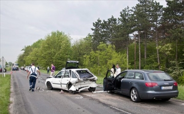 Kettős baleset Győrnél, teljes útzár az 1-es főúton