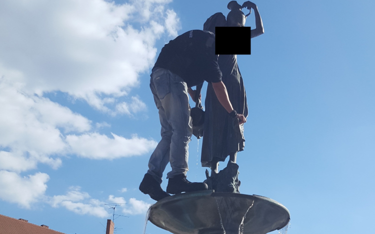 A szökőkút tetején ült a körözött férfi