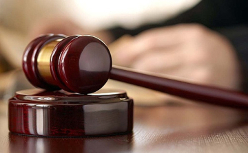 Kényszervallatás miatt ítélt el rendőröket a Debreceni Ítélőtábla