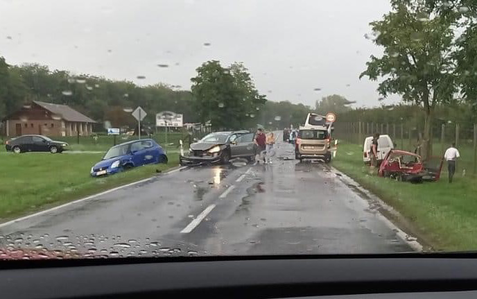 Több autó és egy autóbusz ütközött össze a 83-ason!