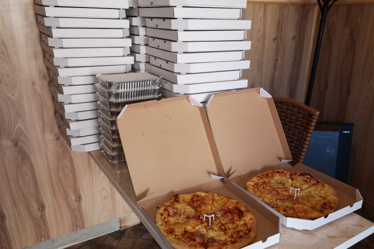 50 darab pizzát és 10 darab ételtálat szállított ki ingyen a Fandako Falatozó a pápai kórház dolgozóinak