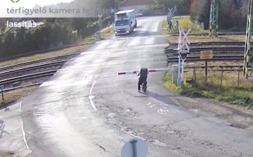 Elektromos bringával ment neki a vasúti sorompónak - Videó
