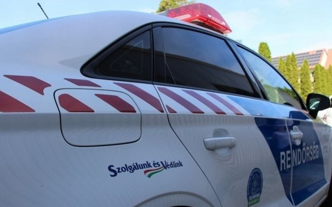 Segíteni akart a sértett, de köszönet helyett az árokba lökte a vádlott