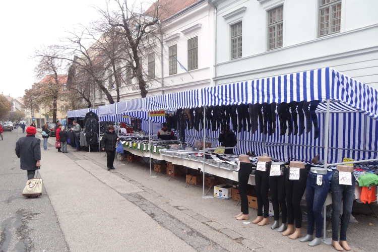 Debütáltak az új sátrak a Fő téri piacon