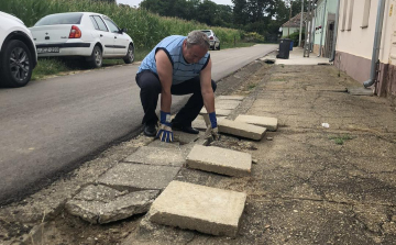Saját kezűleg javította ki egy néni kapubejáróját dr. Kovács Zoltán Egeralján
