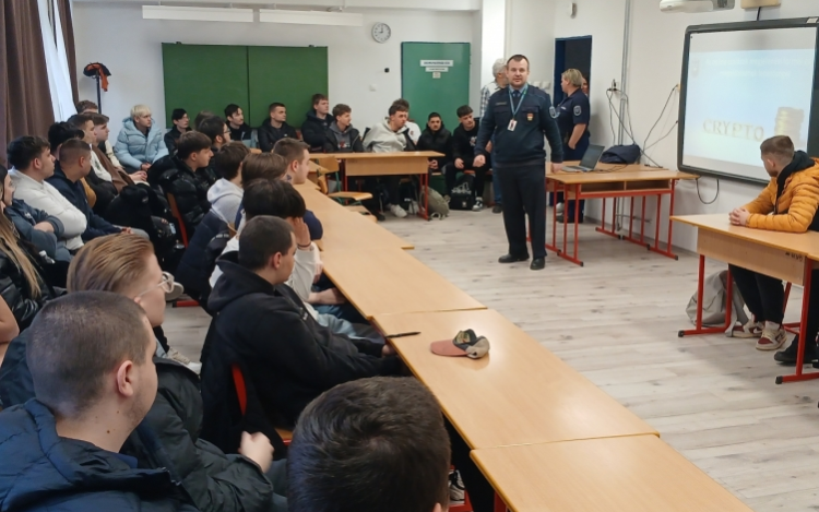 Az online világ veszélyeiről, pápai középiskolásoknak