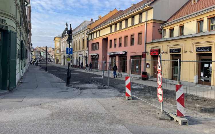 Ideiglenes aszfaltot kap a Kossuth utca első szakasza