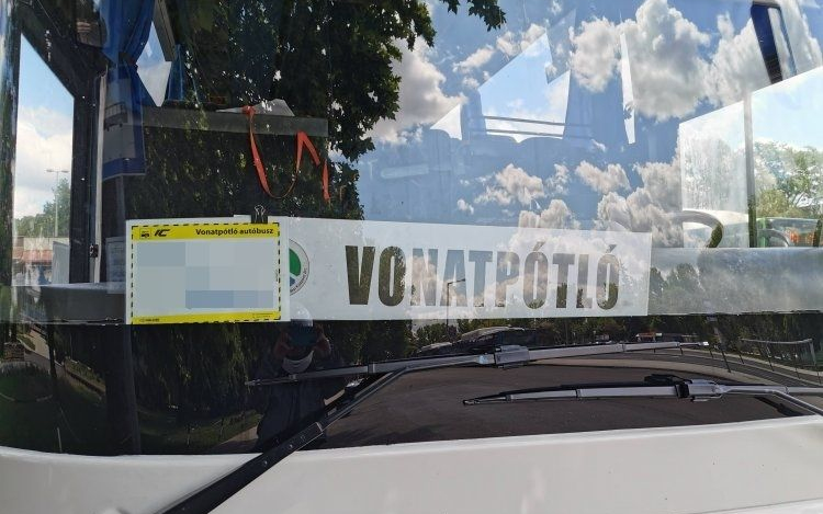 Hétfőtől vonatpótló autóbusz közlekedés Pápa és Csorna között