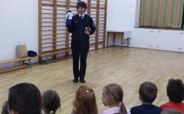 Ovi-zsaru látogatta meg a pápai óvodásokat